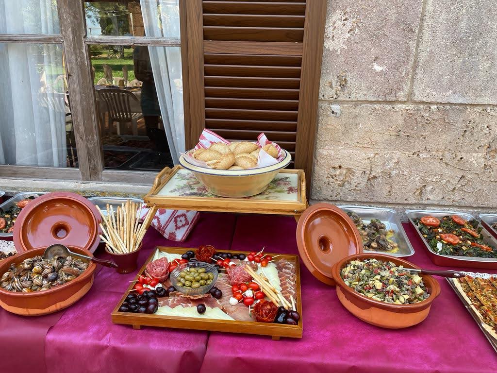 Mesa de catering mallorquín preparada por Ses Nines para una celebración